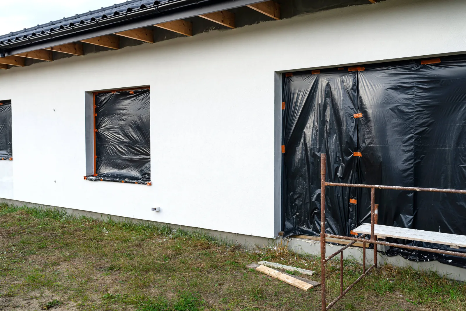 Façade de maison enduite de blanc en cours de finition, chantier de peinture extérieure dans les Pyrénées-Orientales