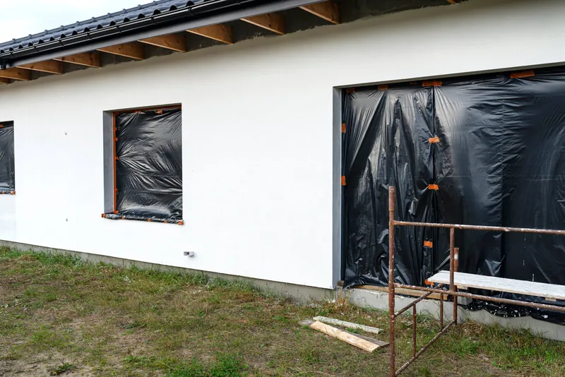 Façade de maison fraîchement enduite et protégée, peinture extérieure dans les Pyrénées-Orientales