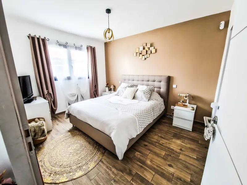 Chambre rénovée par INNOV'TECH 66 avec mur taupe et finitions soignées, peinture intérieure à Rivesaltes