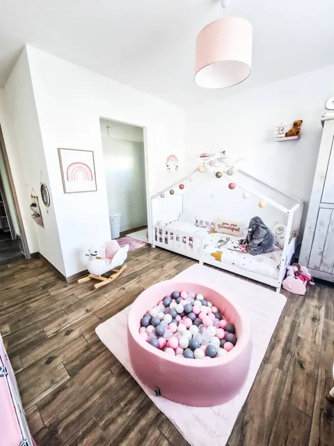 Chambre d'enfant repeinte en blanc avec touches pastel, réalisation INNOV'TECH 66 dans le 66