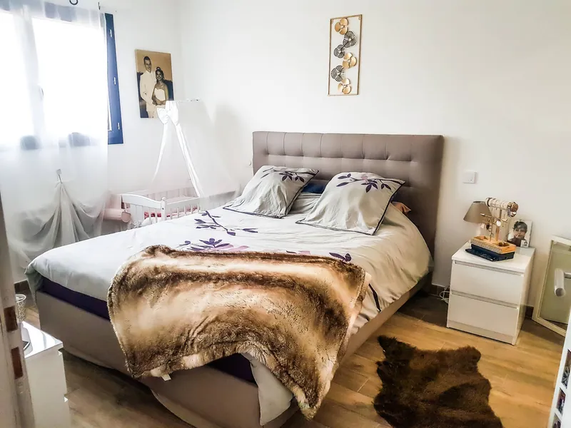 Chambre parentale repeinte avec un mur d'accent taupe et plafond blanc, réalisation INNOV'TECH 66 à Rivesaltes