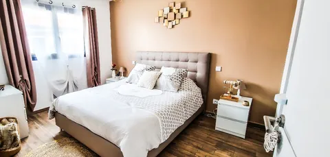 Détail d'un mur d'accent taupe avec décoration murale dorée, peinture intérieure à Perpignan