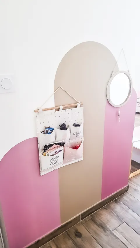 Mur décoratif avec arches peintes en rose et beige dans une chambre d'enfant, peinture décorative INNOV'TECH 66
