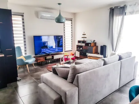 Salon rénové aux murs blancs avec finitions de peinture soignées, réalisation près de Perpignan